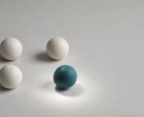 Four spheres with one teal sphere picked out by a circle of light, representing selective monitoring of wisdom teeth.